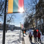 Šiaulių, Panevėžio ir Alytaus merai kritikuoja Vyriausybės sprendimą atidėti sprendimus dėl judėjimo tarp šių miestų ir žiedinių rajonų savivaldybių atlaisvinimo.