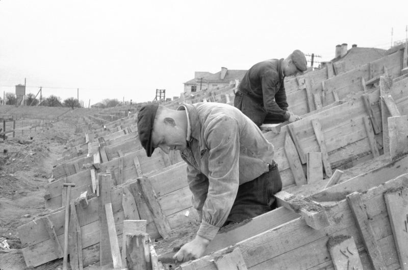 Betonuojamos senojo stadiono tribūnos 1959-aisiais S. Sapkos fotografijoje. LIETUVOS CENTRINIO VALSTYBĖS ARCHYVO nuotr.