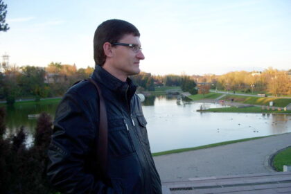 Atpažįstu tas spalvas, jau daugybę metų žinau tą braižą iš begalinio, iš beribio žydėjimo sode, pievoje, liaunų aguonų gležnume.