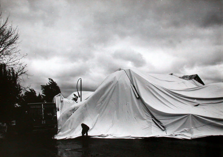 Pirmasis lengvosios atletikos maniežas Panevėžyje taip pat buvo pripučiamas. Tiesa, ilgai netarnavo – per galingą vėtrą buvo nuplėštas nuo įtvirtinimų ir užmestas ant gyvenamųjų namų tuometėje A. Rotomskio gatvėje. A. PAKARKLIO nuotr.