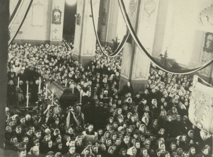 Vyskupo Kazimiero Paltaroko laidotuvės Panevėžio katedroje 1958 metų sausio 7-ąją irgi buvo akylai KGB stebimos. VKPA nuotr.