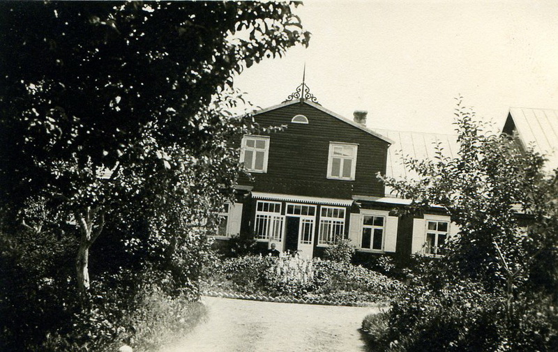 Vyskupas prie savo namų Sodų gatvėje. PVKA nuotr.