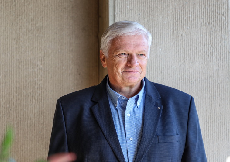 Nors J. Balčikonio gimnazijos direktorius Raimondas Dambrauskas sutinka, kad abiturientams prieš egzaminus reikėtų gyvų konsultacijų su pedagogais, tačiau jis teigia savo darbuotojais nerizikuosiantis. „SEKUNDĖS“ nuotr.