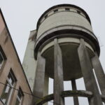 Ekstravagantišku Panevėžio akcentu galėjęs tapti neeksploatuojamas vandens bokštas Aldonos gatvėje vėl pardavinėjamas, o po savo kiemą su šalmais vaikštantys kaimynai meldžiasi, kad naujas šeimininkas spėtų užbėgti nelaimei už akių.