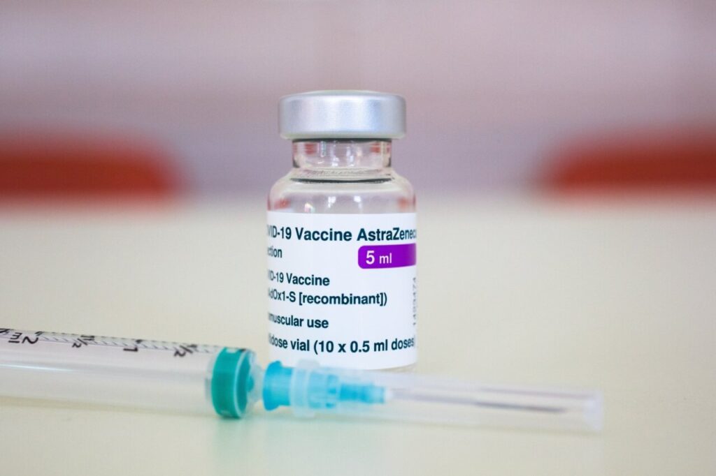 „Šiandien gavau valandos bėgyje iš Valstybinės vaistų kontrolės tarnybos rekomendaciją, kuria tarnyba, kaip ir kitos Europos Sąjungos valstybės, atsargumo sumetimais rekomenduoja sustabdyti vakcinavimą COVID-19 vakcina „AstraZeneca“ iki Europos vaistų agentūra pateiks galutines išvadas dėl šios vakcinos saugumo“, – spaudos konferencijoje antradienį pranešė sveikatos apsaugos ministras Arūnas Dulkys.