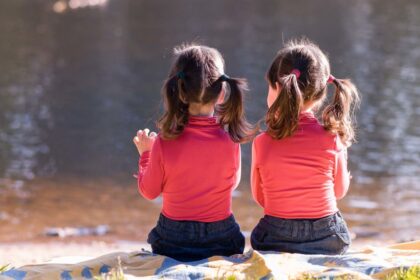 Šiuo metu beveik kas 40-as pasaulyje gimstantis vaikas yra dvynys, tad dvynių gimstamumas yra pasiekęs dar niekada anksčiau neregėtas aukštumas, sakoma penktadienį paskelbtoje studijoje ir nurodoma, kad pagrindinis to veiksnys yra dirbtinis apvaisinimas.