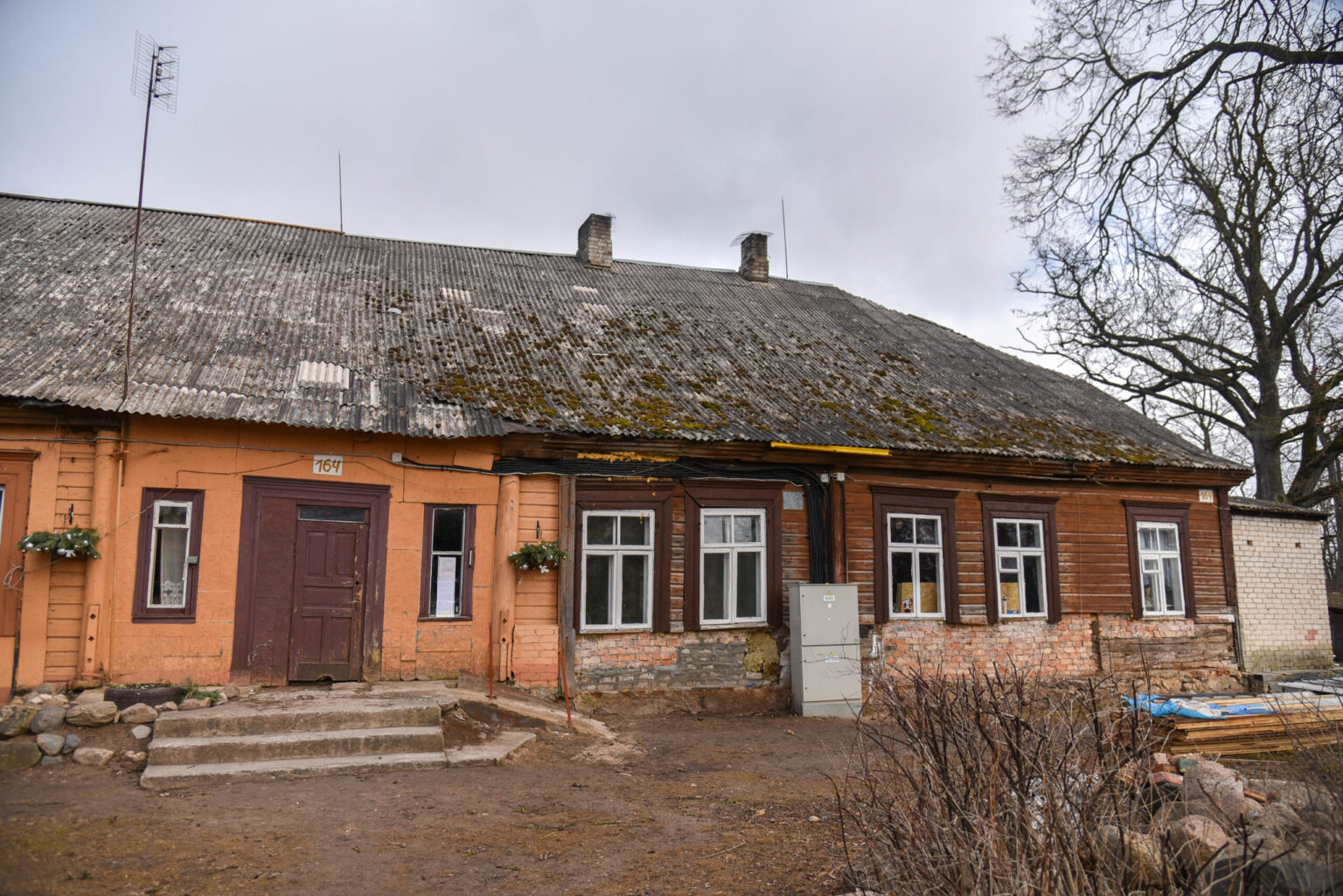Panevėžyje ekstremali situacija šiuo metu paskelbta ne tik dėl karantino, bet ir dėl įgriuvusio šimtamečio daugiabučio namo Klaipėdos gatvėje.