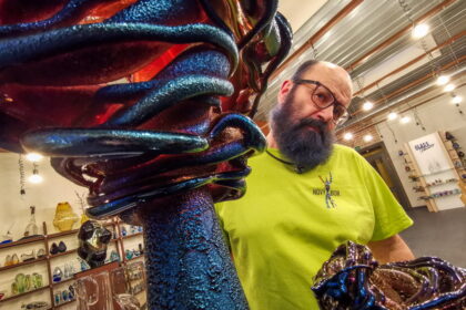 Atėjusieji su 60-uoju jubiliejiniu gimtadieniu pasveikinti meninio stiklo virtuozo panevėžiečio Remigijaus Kriuko iš netikėtumo pamiršo net pasiruoštas kalbas.