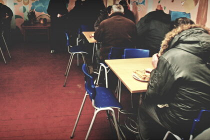 Karantinas tapo tramplinu į skurdą net ir tiems, kurie dar visai neseniai nebūtų nė įsivaizdavę, jog belsis į geradarių duris prašydami maisto.