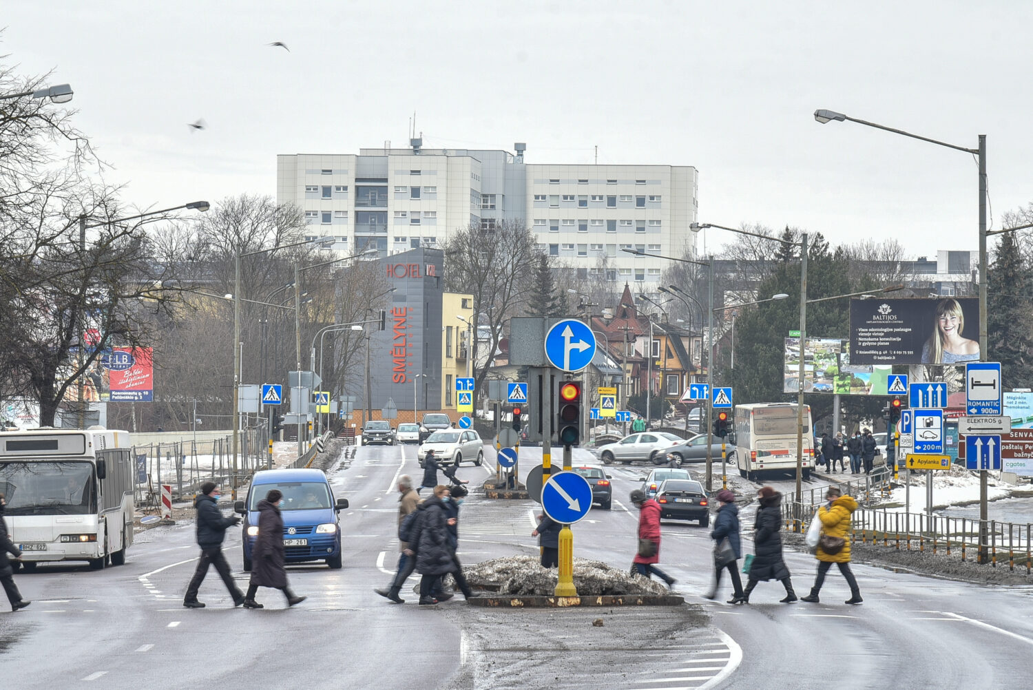Tarsi iš gausybės rago pastaruoju metu pasipylė skundai dėl Panevėžyje įrengtų lauko reklamų – nublukusiomis, apsilaupiusiomis, o kai kada net ir estetiškai patraukliomis skundžiasi ne tik eiliniai panevėžiečiai.