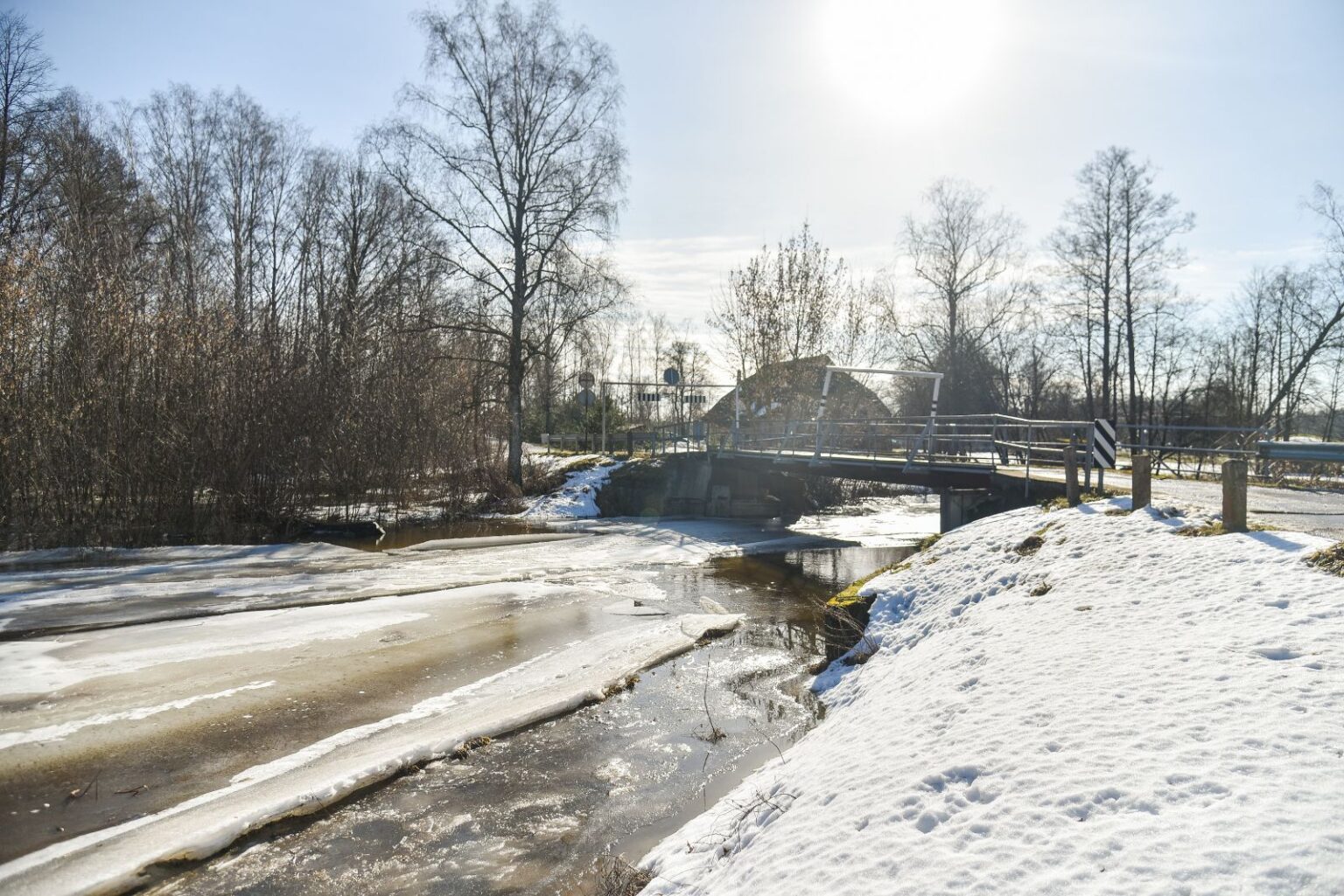 Šeštadienį Lietuvoje stipriai atšilus orams, Nacionalinio krizių valdymo centro (NKVC) vadovas Vilmantas Vitkauskas sako, kad potvynio ženklų dar nėra.