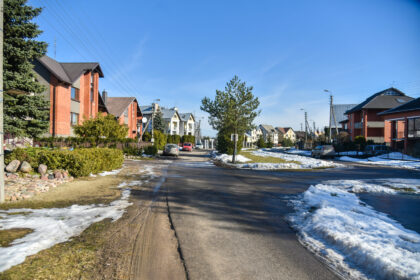 Rožyno mikrorajone, Saulės alėjoje gyvenantys panevėžiečiai prieš dešimtmetį sulaukę asfalto vietoje įvažų gavo tik pažadų dozę.