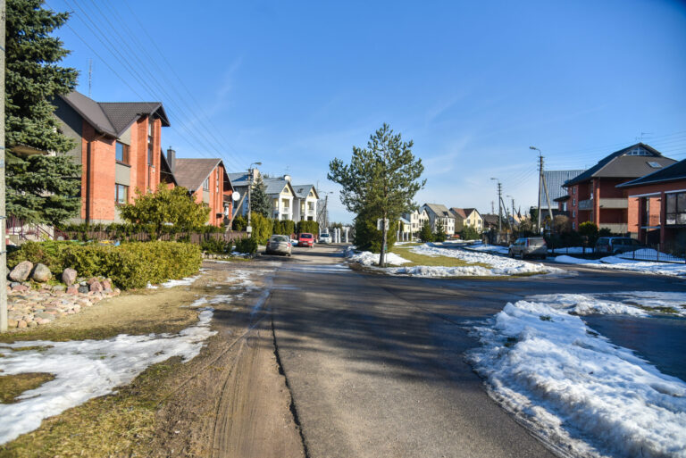 Rožyno mikrorajone, Saulės alėjoje gyvenantys panevėžiečiai prieš dešimtmetį sulaukę asfalto vietoje įvažų gavo tik pažadų dozę.