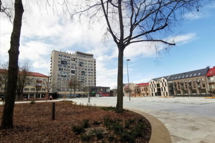 Laisvės aikštei pakeitus drabužį lyg senas lopas jame styro sovietmečio pažiba – trylikos aukštų buvusio viešbučio „Panevėžys“ pastatas.