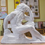 „Nevėžio“ skulptūros gipsinis maketas, saugomas Panevėžio rajono Smilgių gimnazijos muziejuje. Antano Židonio nuotrauka. Iš Smilgių gimnazijos muziejaus rinkinių