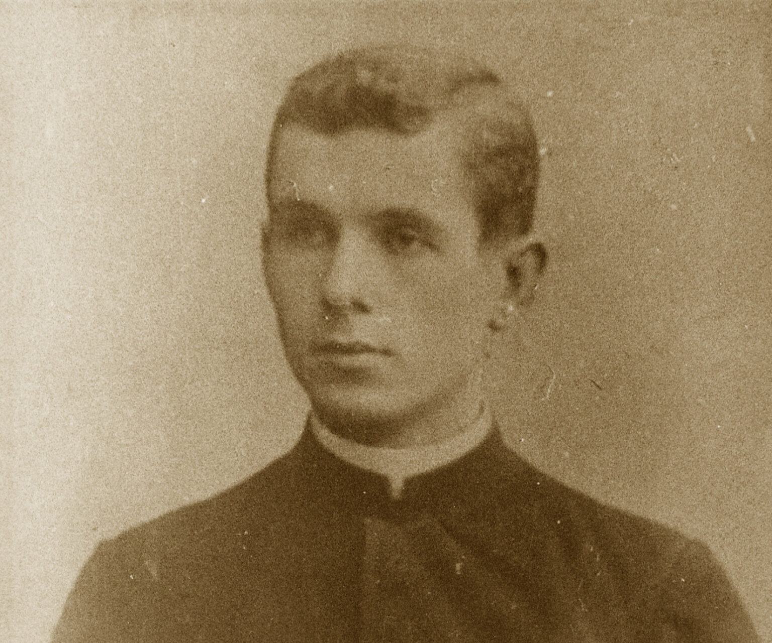 Eilėraščius kraštiečiams kūrė, giesmes rašė, prieglaudas steigė, važinėdamas vežimėliu po Panevėžį pats labdarą rinko, bažnyčias statė – tai vis apie tą patį ypatingą kunigą, vienuolį Jurgį Tilvytį-Žalvarnį, kurio atminimą Panevėžyje įprasmina jo vardu pavadinta gatvė.