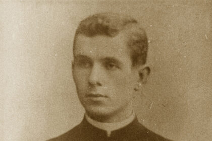 Eilėraščius kraštiečiams kūrė, giesmes rašė, prieglaudas steigė, važinėdamas vežimėliu po Panevėžį pats labdarą rinko, bažnyčias statė – tai vis apie tą patį ypatingą kunigą, vienuolį Jurgį Tilvytį-Žalvarnį, kurio atminimą Panevėžyje įprasmina jo vardu pavadinta gatvė.