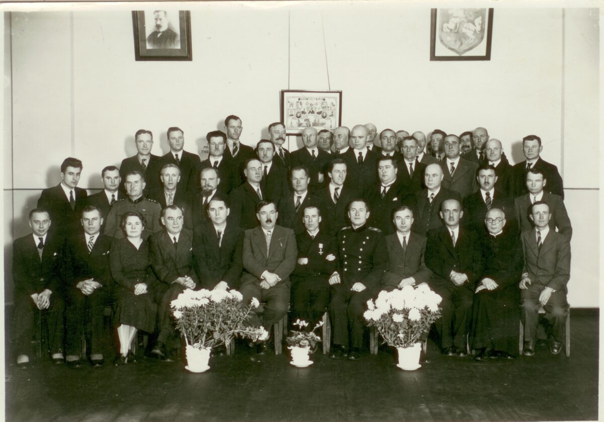 J. Elisonas sėdi pirmoje eilėje trečias iš dešinės su Panevėžio miesto vadovais. XX a. 3 dešimtmetis. Panevėžio kraštotyros muziejaus fondų nuotr.