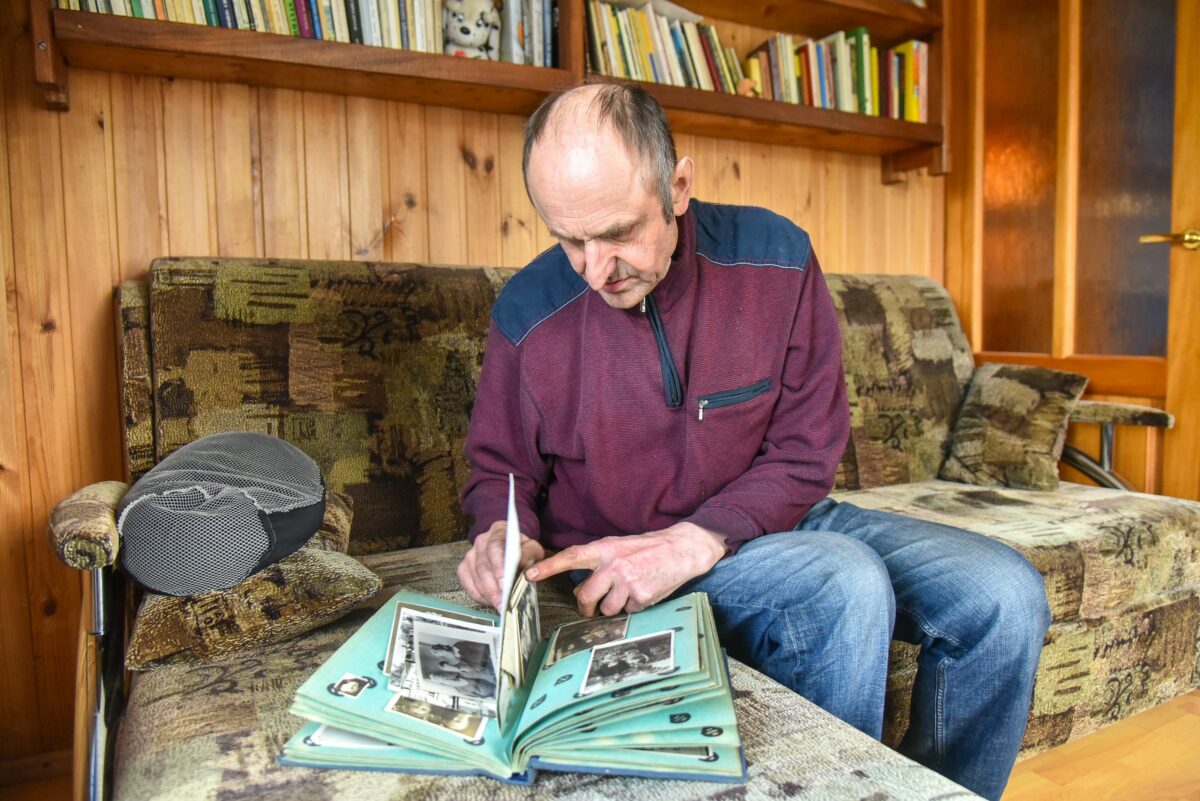 Nuotraukų albumuose likusi vaikystė A. Orlos nelepino – kolūkiniais metais iš paskos nuolat sekė nepriteklius. P. Židonio nuotr.