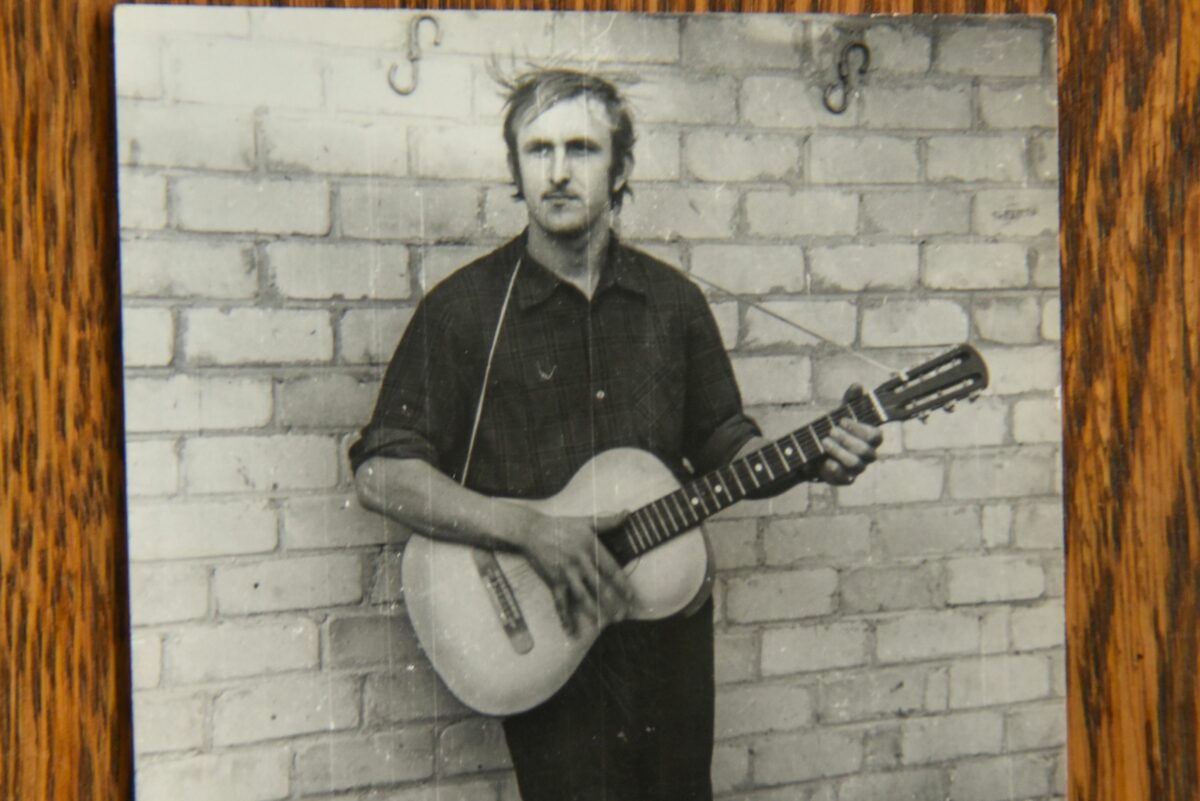 Iš vestuvių muzikantai grįždavo nutrintais pečiais, rankomis, ištinusiomis lūpomis. P. Židonio nuotr.