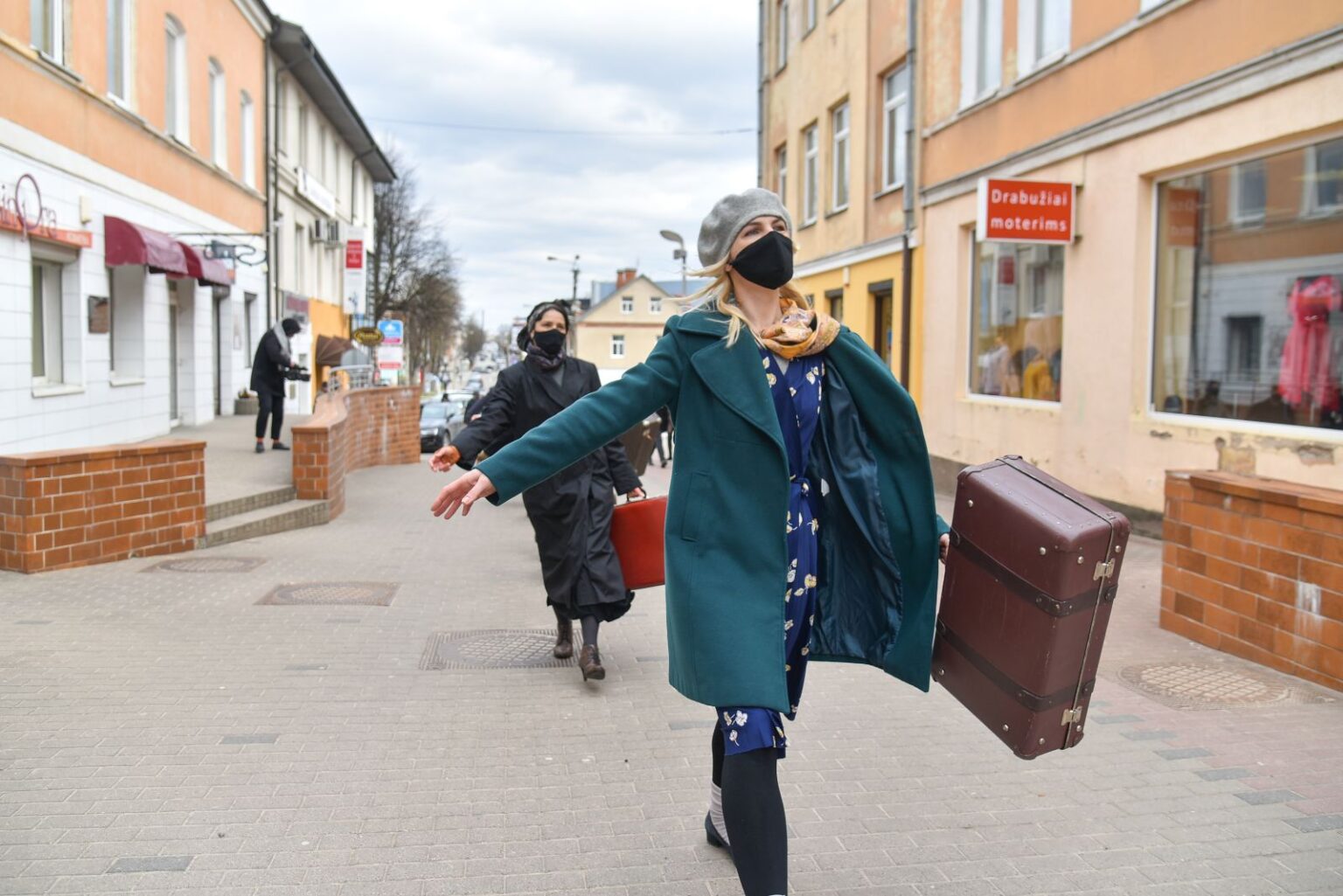 Lietuvoje kylant COVID-19 atvejų skaičiui, kultūros įstaigų vadovai tikisi, kad problemas padės švelninti galimybių pasas, tačiau nerimo ženklai – vis ryškesni, rašo portalas 15min.lt.