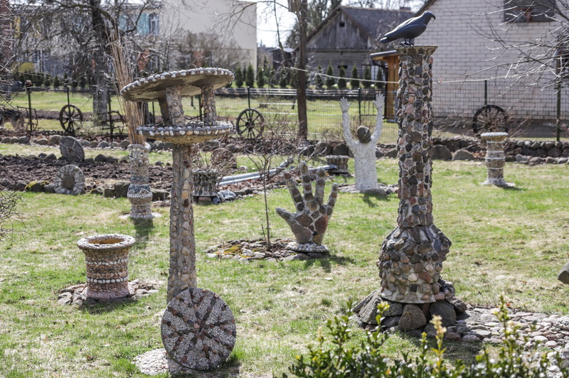 Vos įkėlęs koją į Zenono Bataičio namus, svečias pasijunta tarsi akmenų karalystėje. I. STULGAITĖS-KRIUKIENĖS nuotr.