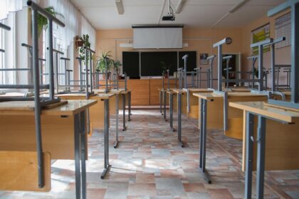 Vyriausybei nuo pirmadienio leidus grąžinti į mokyklas 5-11 klasių moksleivius, didesnė dalis savivaldybių iki mokslo metų pabaigos nusprendė likti prie nuotolinio jų ugdymo, rodo Lietuvos savivaldybių asociacijos atlikta apklausa.