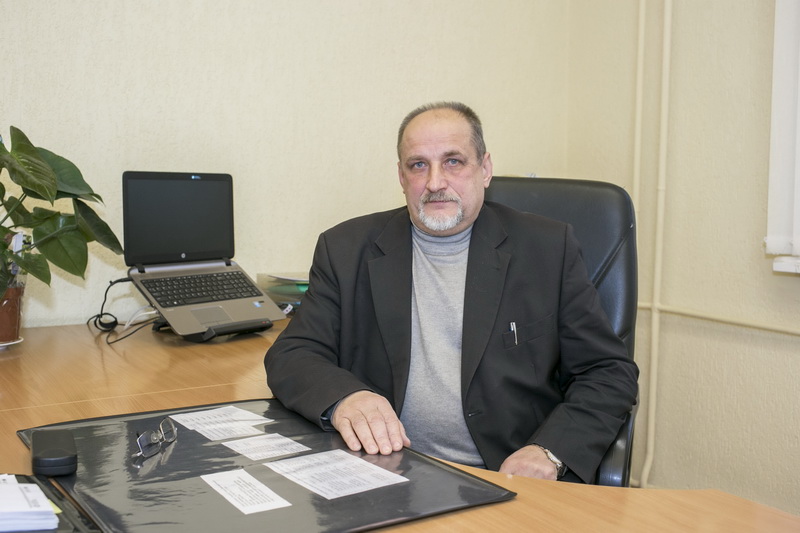 Reitingo gale esančios V. Žemkalnio gimnazijos vadovas Artūras Totilas aiškina, jog į mokyklą priimtą ketvertukininką paversti pirmūnu gali tik stebuklas. „SEKUNDĖS“ nuotr.