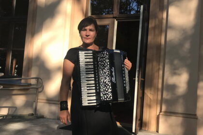 Panevėžio V. Mikalausko menų gimnazijos akordeono mokytoja ekspertė Ala Fetingienė būdama 15-os įsimylėjo Panevėžį, o dar penkeriais metais anksčiau – akordeoną.