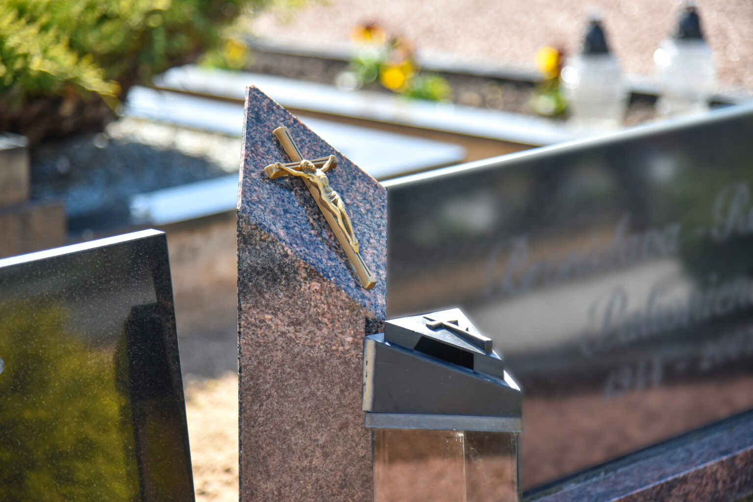 Šalies politiniai nesutarimai su Kinija, Rusijos Ukrainoje pradėtas karas pašokdino kainas taip, kad į kapines greitai gali sugrįžti natūralus grožis – želdynai vietoj amžino poilsio vietą dengiančių granito plokščių.