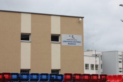 Panevėžio lengvaatlečiai nežino, piktintis ar juoktis: miesto lengvosios atletikos maniežui, regis, tarsi kažkas būtų prakeiksmą atsiuntęs. Anksčiau lyjant treniruotis reikėjo lakstant tarp išrikiuotų kibirų. Dabar maniežas pusiau luptas, pusiau skustas – pradėta rekonstrukcija įstrigo, o Savivaldybei tenka vėl ieškoti naujo rangovo.