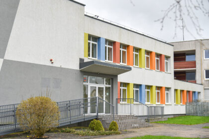 Ukrainą jau trečius metus purtantis karas sujaukė ir Panevėžio rajono savivaldybės ketinimus parduoti milžinišką uždarytų mokyklos ir vaikų globos namų kompleksą Linkaučiuose.