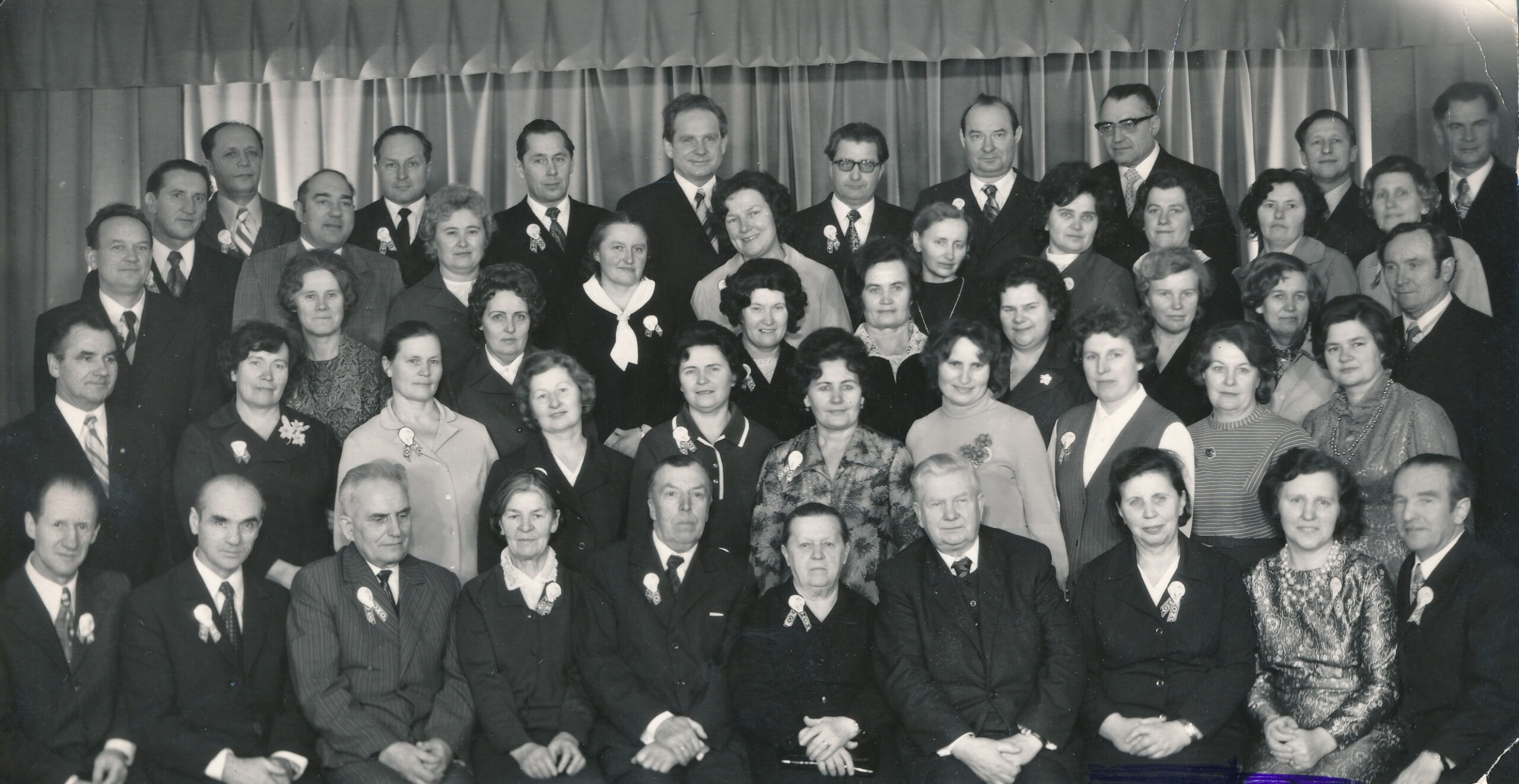 Panevėžio mokytojų seminarijos 5-osios laidos (1949 metų) absolventų ir pedagogų susitikimas. 1-oje eilėje iš dešinės penkta sėdi Ona Maksimaitienė. 1974 metai. PANEVĖŽIO APSKRITIES GABRIELĖS PETKEVIČAITĖS-BITĖS VIEŠOSIOS BIBLIOTEKOS (Laimos Rapšytės fondo) nuotr.