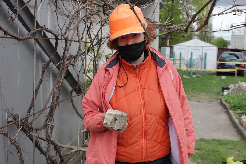 Šalia vandens bokšto gyvenanti Elvyra Abloževičienė sako, kad statinys jau avarinės būklės ir jokie tinklai nebegali apsaugoti. I. STULGAITĖS-KRIUKIENĖS nuotr. 