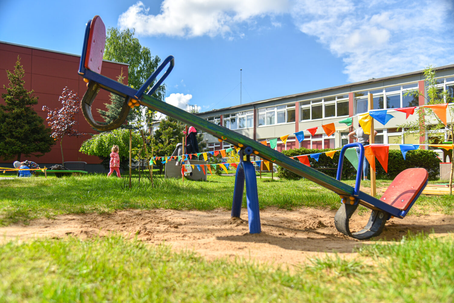 Darželinukus ir pradinukus auginantys panevėžiečiai jau šį rugsėjį sulauks ne tokios malonios staigmenos: ruošiamasi kelti mokestį įstaigos reikmėms darželiuose ir pailgintos dienos grupėse mokyklose.