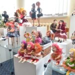 Visais laikais lėlės buvo ne tik mažų mergaičių mylimiausi žaislai, bet ir apeigų dalis, senosios magijos sergėtojos. Pastaruoju metu ši archajiška tradicija vėl atgyja – lėlių magija keliasi į šiuolaikinius namus. Tik jau kaip interjero puošmena, įpučianti gyvybės bet kokiam namų kampeliui.