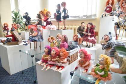 Visais laikais lėlės buvo ne tik mažų mergaičių mylimiausi žaislai, bet ir apeigų dalis, senosios magijos sergėtojos. Pastaruoju metu ši archajiška tradicija vėl atgyja – lėlių magija keliasi į šiuolaikinius namus. Tik jau kaip interjero puošmena, įpučianti gyvybės bet kokiam namų kampeliui.