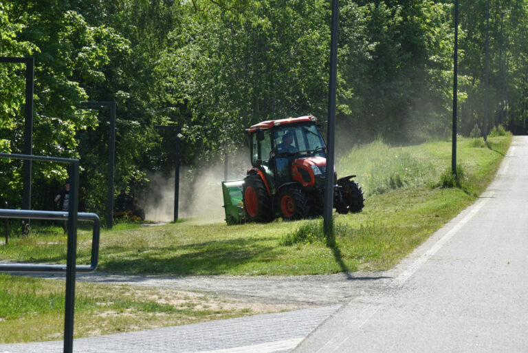 Šią savaitę prasidėjo Panevėžio miesto teritorijų šienavimo darbai.