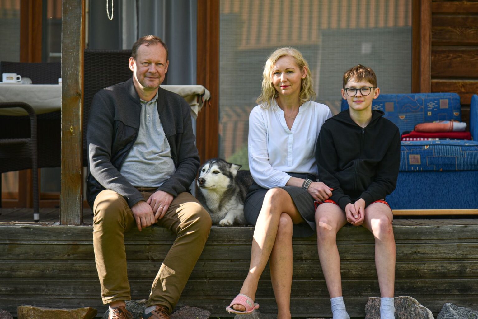 Panevėžietis Džeraldas Bilis gali didžiuotis savo vaikais. Vienas jo sūnus – pasaulio plaukimo čempionas, kitas – tos pačios sporto šakos rekordininkas. Trečias dar tik dešimties, bet irgi neketina atsilikti nuo brolių. Kokia tokio sėkmingo auklėjimo paslaptis, nežino nė pats tėtis.