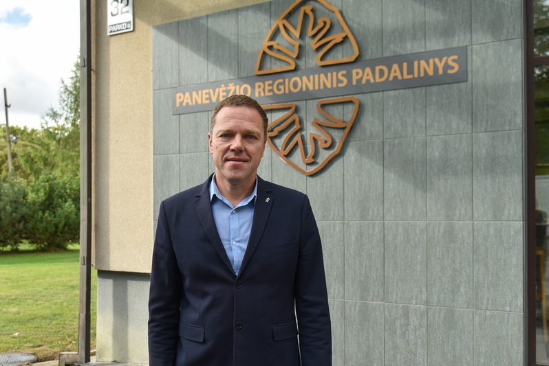 Pasak Giedriaus Bronušo, planuojama statyti naujus 50 hektarų stumbryno teritoriją juosiančius aptvarus, negana to, įrengti juos taip, kad per savotišką aptvertą koridorių, po to ir pro vartus į aptvarą, privilioti maisto, ateitų laukiniai stumbrai. P. ŽIDONIO nuotr. 