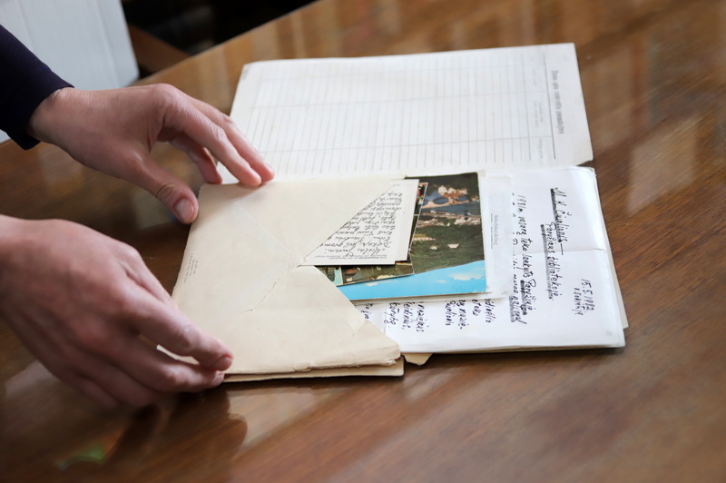 Be asmeninės bibliotekos, kurią sudaro kone pusketvirto tūkstančio leidinių, ir dailės kūrinių, Juozo Miltinio palikimo studijų centre saugoma daugiau nei bemaž dvidešimt tūkstančių rankraščių, kompaktinės plokštelės su repeticijų įrašais, nuotraukos ir, žinoma, Maestro korespondencija. I. STULGAITĖS-KRIUKIENĖS nuotr.