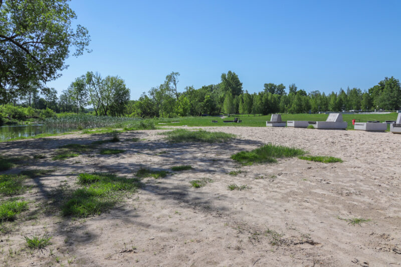 Antrą vasarą Velžyje veikiantis didžiulis paplūdimys prie Nevėžio upės, kainavęs apie 100 tūkst. eurų, yra pramoga, džiaugsmas ir malonumas ne tik vietiniams. I. STULGAITĖS-KRIUKIENĖS nuotr.