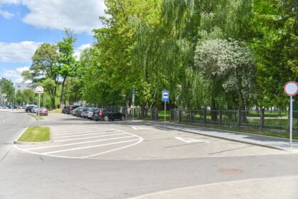 Jau ne pirmą mėnesį iš Kniaudiškių mikrorajono į Konsultacijų polikliniką A. Jakšto gatve kursuojantis autobusas 1E – išsigelbėjimas automobilio neturintiems ir sunkiai vaikštantiems panevėžiečiams. Maždaug kas pusvalandį kursuojantis autobusas priveža prie pat gydymo įstaigos. Keleiviai dėkingi už tokį patogumą, tačiau piktinasi, kodėl nepagalvota apie stotelės įrengimą. Tam reikia labai nedaug – bent suoliuko.