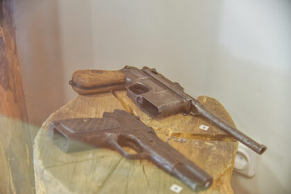 Ši vasara – galutinis terminas įregistruoti palėpėse, stalčiuose, galbūt seifuose, o gal ir ant sienų pakabintus įvairių amžių šaunamuosius ginklus. Suregistruoti ginklus iki šiųmečio rugsėjo įpareigoja Ginklų ir šaudmenų kontrolės įstatymo pataisa. Registruoti juos privalo ir kolekcininkai, ir visi šalies muziejai.