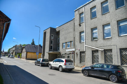 Panevėžyje, pastate ties A. Smetonos ir Sietyno gatvių sankirta, kur prieš kelerius metus triūsė policininkai, netrukus įsikurs nauja įstaiga – pusiaukelės namai. Taip pavadinti namai bus skirti gerai besielgiantiems nuteistiesiems.