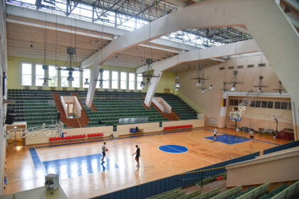 Kaip ir krepšinio aikštelėje, taip ir kuriant Panevėžyje naują viešąją įstaigą jauniesiems krepšininkams netrūksta užslėptų ir pratylėtų taktikos detalių.