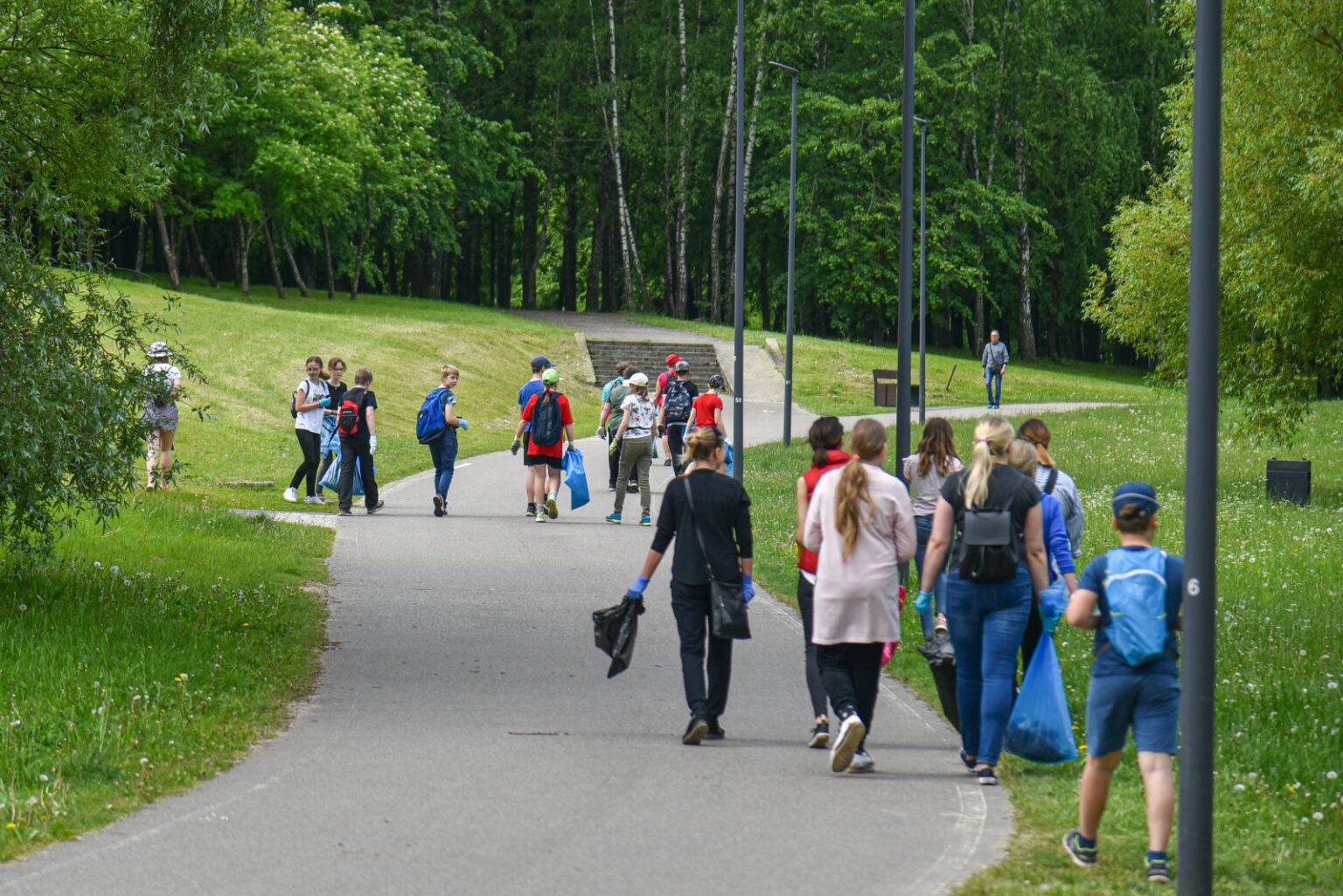 Pirmąjį vasaros šeštadienį panevėžiečiai sutiko švarindami Nevėžio pakrantę. Per visą pasaulį nuvilnijusi iniciatyva „River Cleanup" įtraukė kelias dešimtis neabejingų ekologijai panevėžiečių. Pirštinėmis ir maišais apsiginklavę dalyviai teigė, kad didžiausias malonumas yra pasivaikščioti nuostabia pakrante, o kartu ir prisidėti prie švaresnio miesto