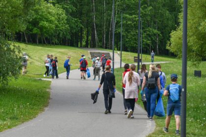 Pirmąjį vasaros šeštadienį panevėžiečiai sutiko švarindami Nevėžio pakrantę. Per visą pasaulį nuvilnijusi iniciatyva „River Cleanup" įtraukė kelias dešimtis neabejingų ekologijai panevėžiečių. Pirštinėmis ir maišais apsiginklavę dalyviai teigė, kad didžiausias malonumas yra pasivaikščioti nuostabia pakrante, o kartu ir prisidėti prie švaresnio miesto