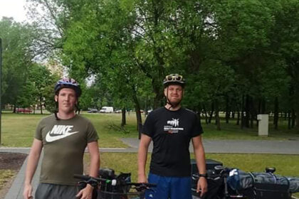 Du bičiuliai panevėžiečiai Audrius Liobikas ir Rolandas Narbutas dviračiais leidosi aplink Lietuvą. Keliautojai įsitikinę: tokios gražios, įvairialypės ir margaspalvės gimtosios šalies keliaudami automobiliu jie niekaip nebūtų pamatę.