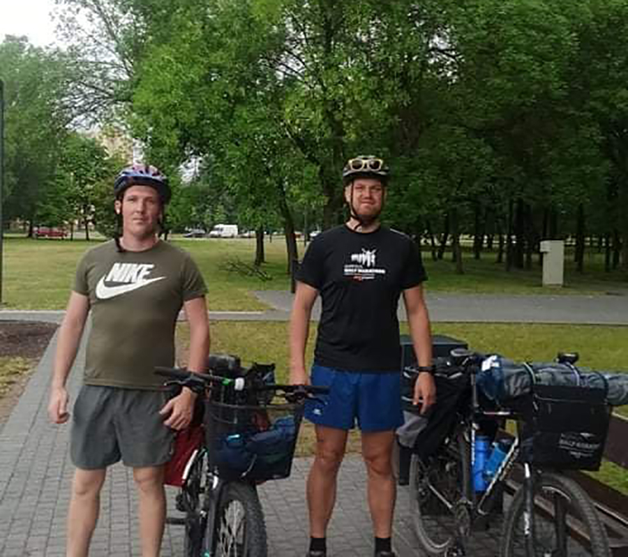 Du bičiuliai panevėžiečiai Audrius Liobikas ir Rolandas Narbutas dviračiais leidosi aplink Lietuvą. Keliautojai įsitikinę: tokios gražios, įvairialypės ir margaspalvės gimtosios šalies keliaudami automobiliu jie niekaip nebūtų pamatę.